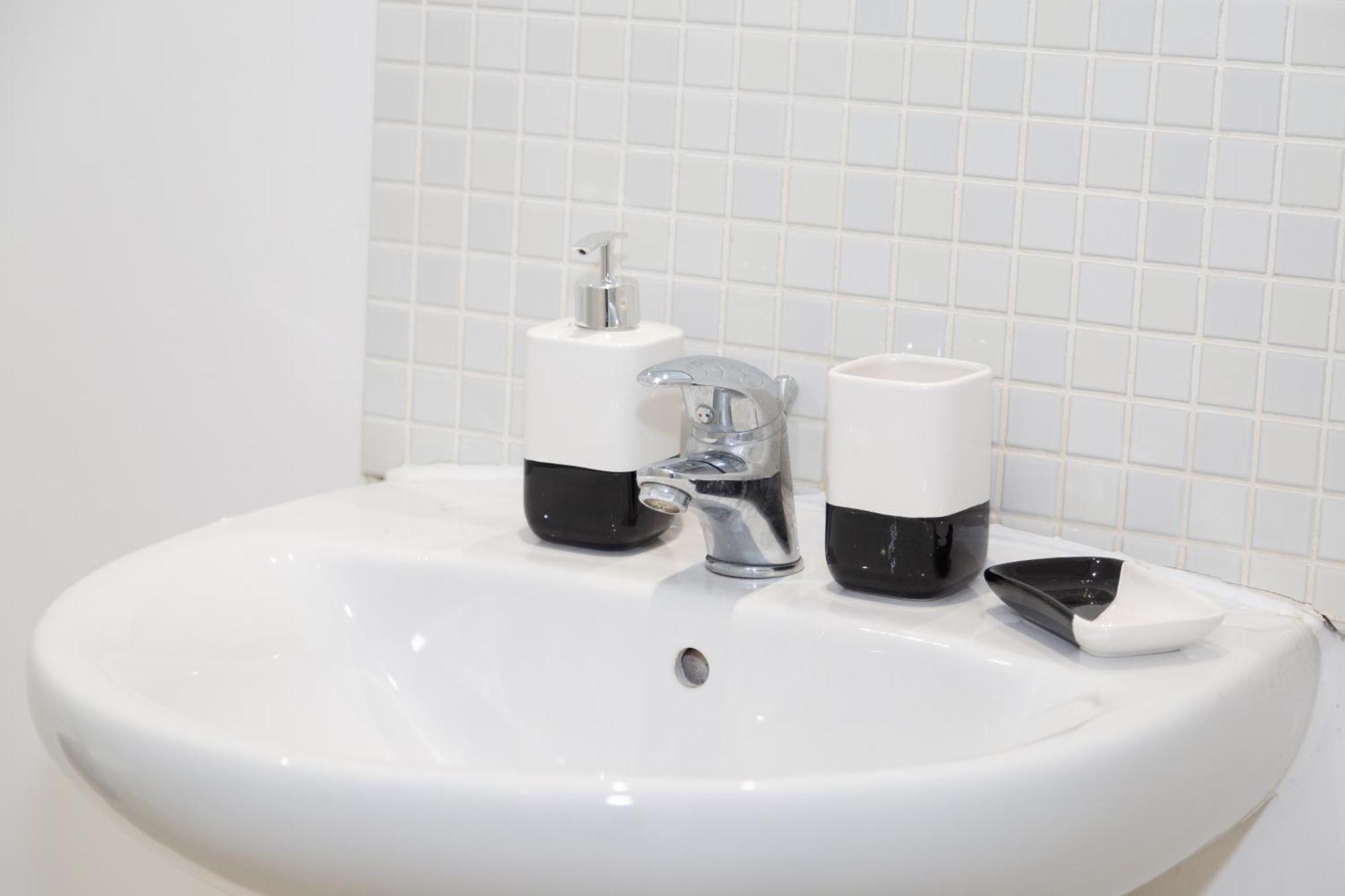 Serviced Apartment In Liverpool City Centre - Free Parking - Balcony - By Happy Days Exterior photo